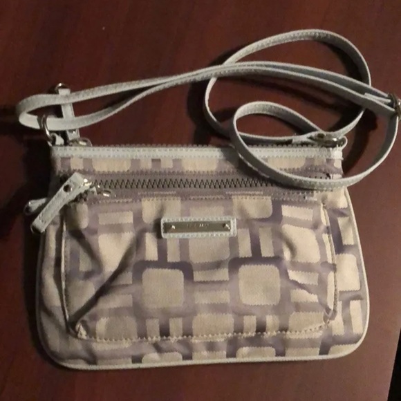 Nine West Gray Diver Geometric Fabric  Small 3 Zip Pocket Crossbody NEw - Picture 4 of 4